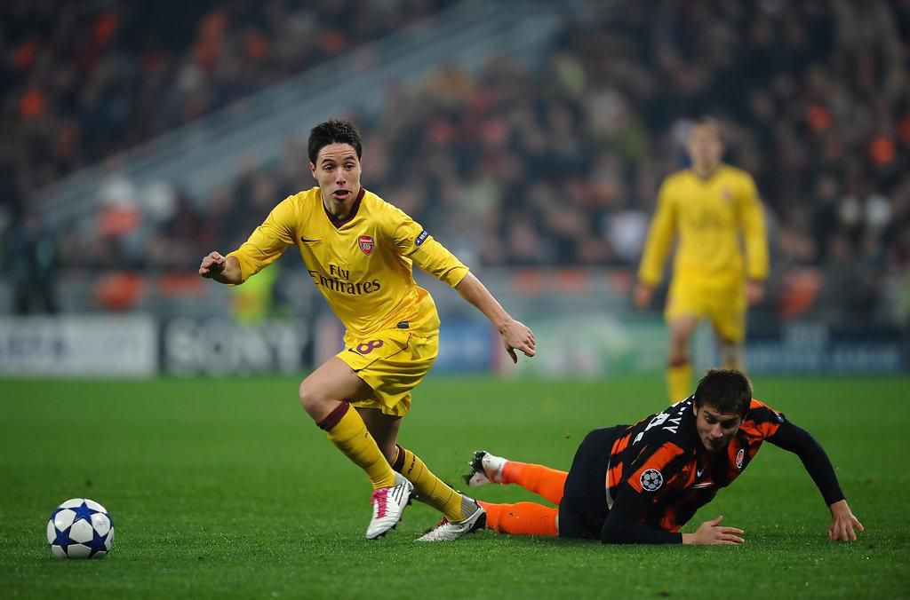 Jaroslav Rakickij a Samir Nasri v zápase LM v novembri 2010 Šchatar Doneck - Arsenal FC 2:1.