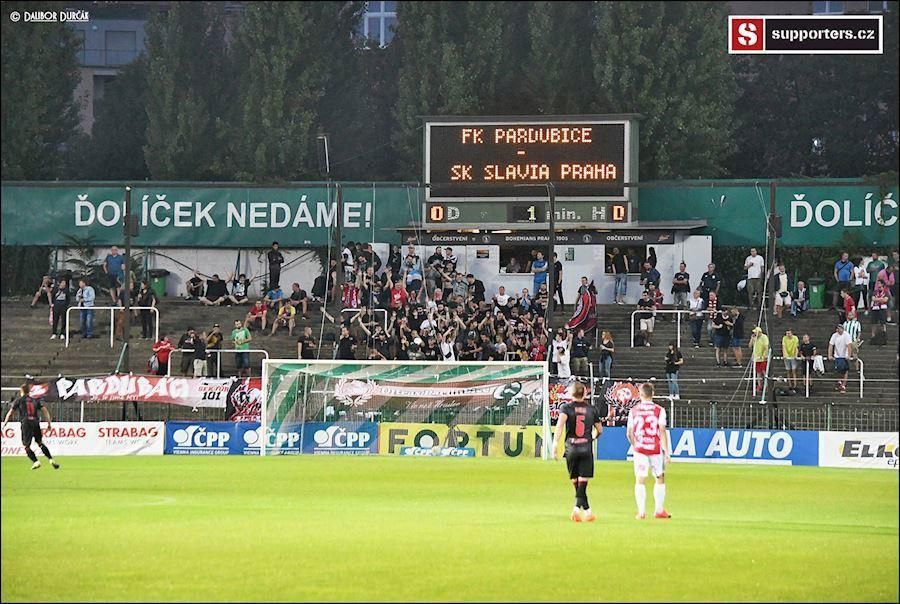 Pardubice hrali "domáce" zápasy v 120 kilometrov vzdialenom pražskom Ďolíčku zvyčajne pred nízkou diváckou návštevou.