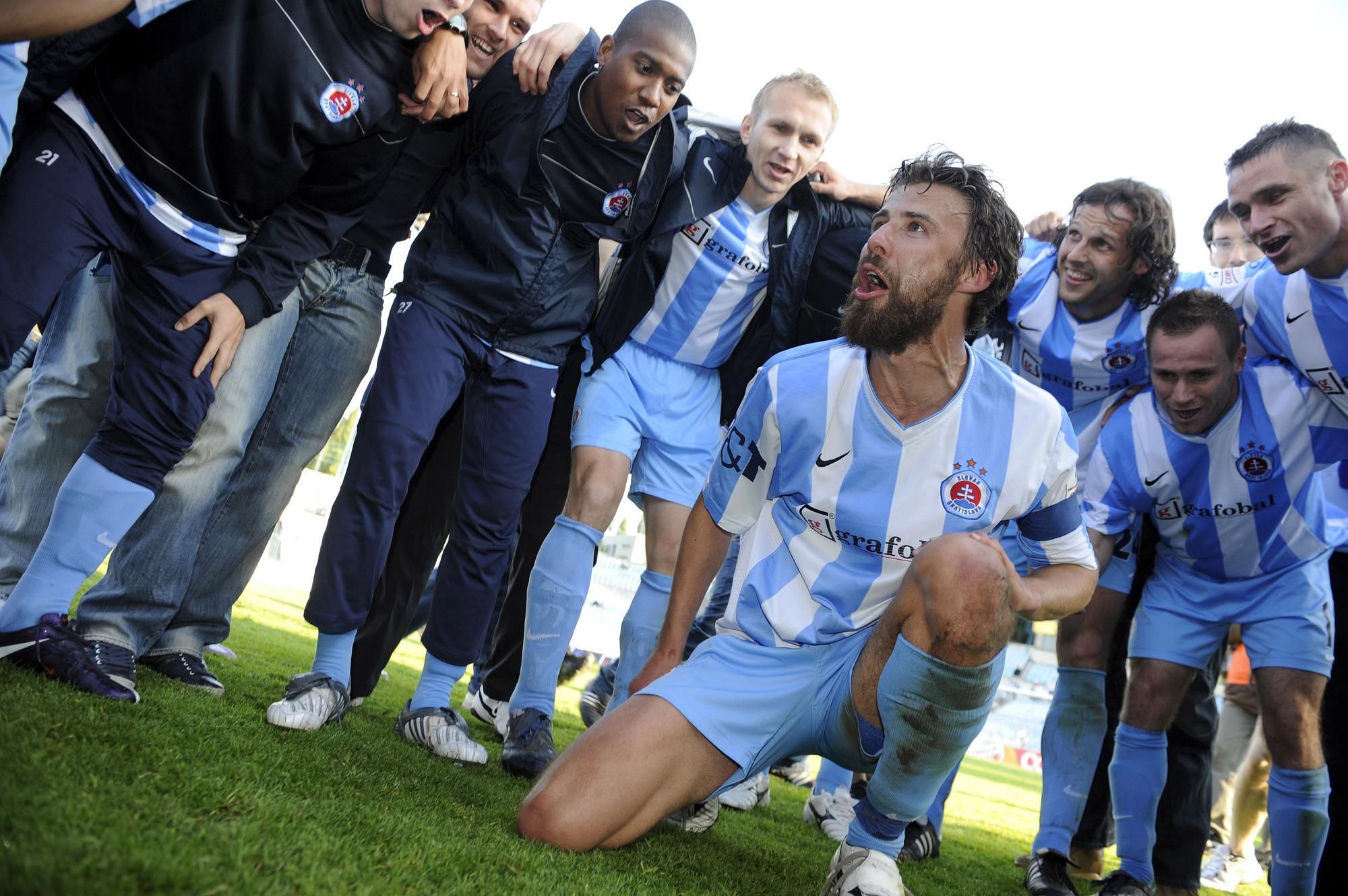 Michal Hanek (uprostred) počas majstrovských osláv so Slovanom Bratislava.