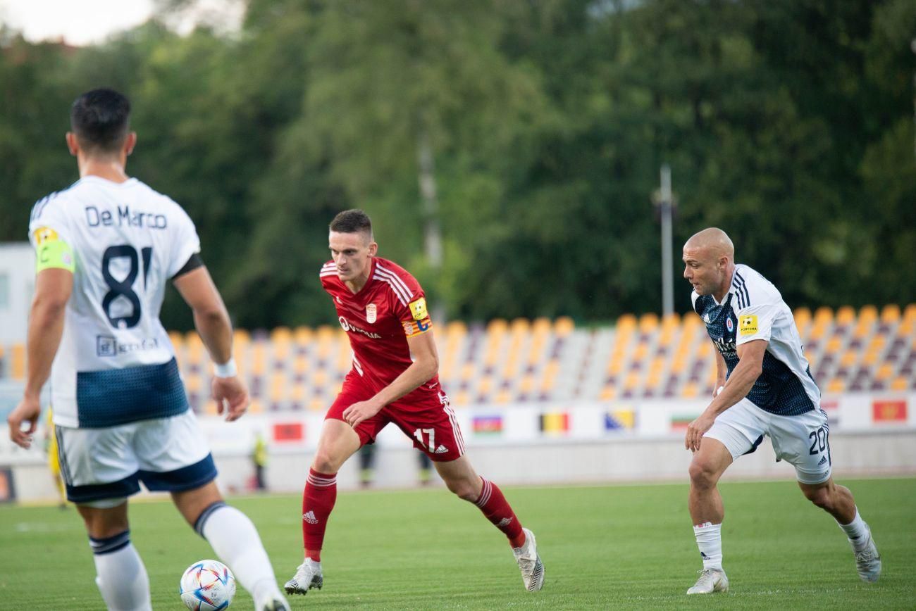 Róbert Polievka v obklopení slovanistami v septembrovom ligovom zápase.