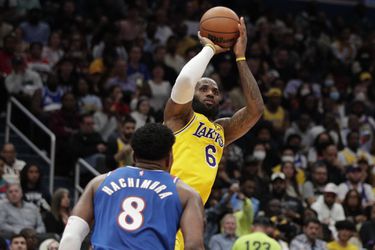 NBA: Lakers budú bez najväčšej hviezdy. James má problémy