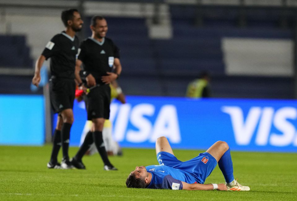 Sebastian Kóša leží na zemi po prehre 1:2 v zápase B-skupiny na majstrovstvách sveta hráčov do 20 rokov Ekvádor - Slovensko
