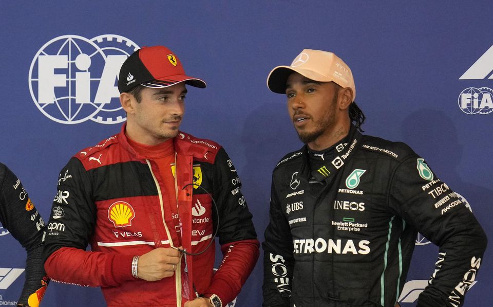 Charles Leclerc a Lewis Hamilton