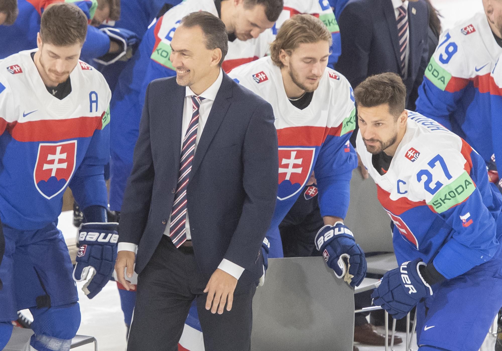 Miroslav Šatan a slovenskí hokejoví reprezentanti sprava Marek Hrivík, Pavol Regenda a Peter Cehlárik