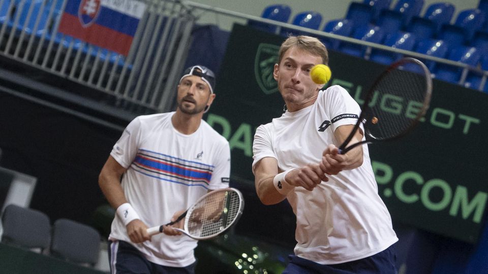 slovenskí tenisti vpravo Lukáš Klein a vľavo Igor Zelenay