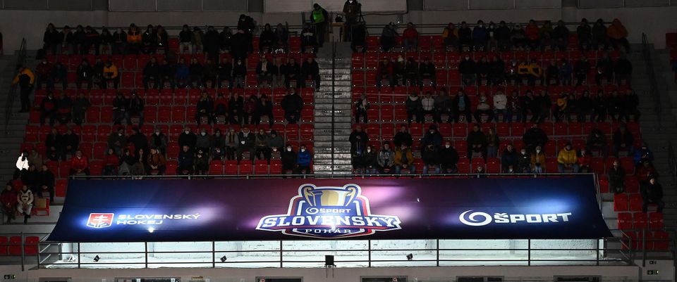 Fanúšikovia pred začatím hokejového zápasu vo finále o Slovenský pohár medzi HC Prešov - Vlci Žilina.