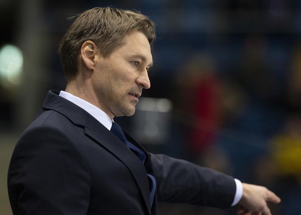 Tréner HC Slovan Bratislava Vladimír Országh.