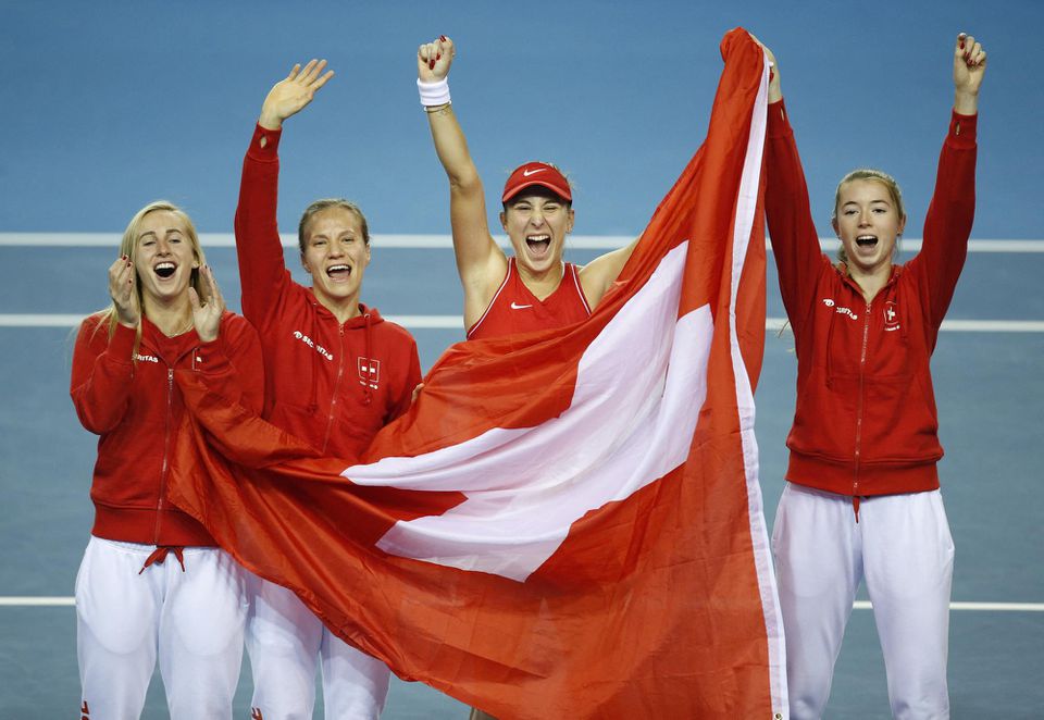 Belinda Benčičová (uprostred) oslavuje s tímom Švajčiarska triumf vo finále finále Pohára Billie-Jean Kingovej