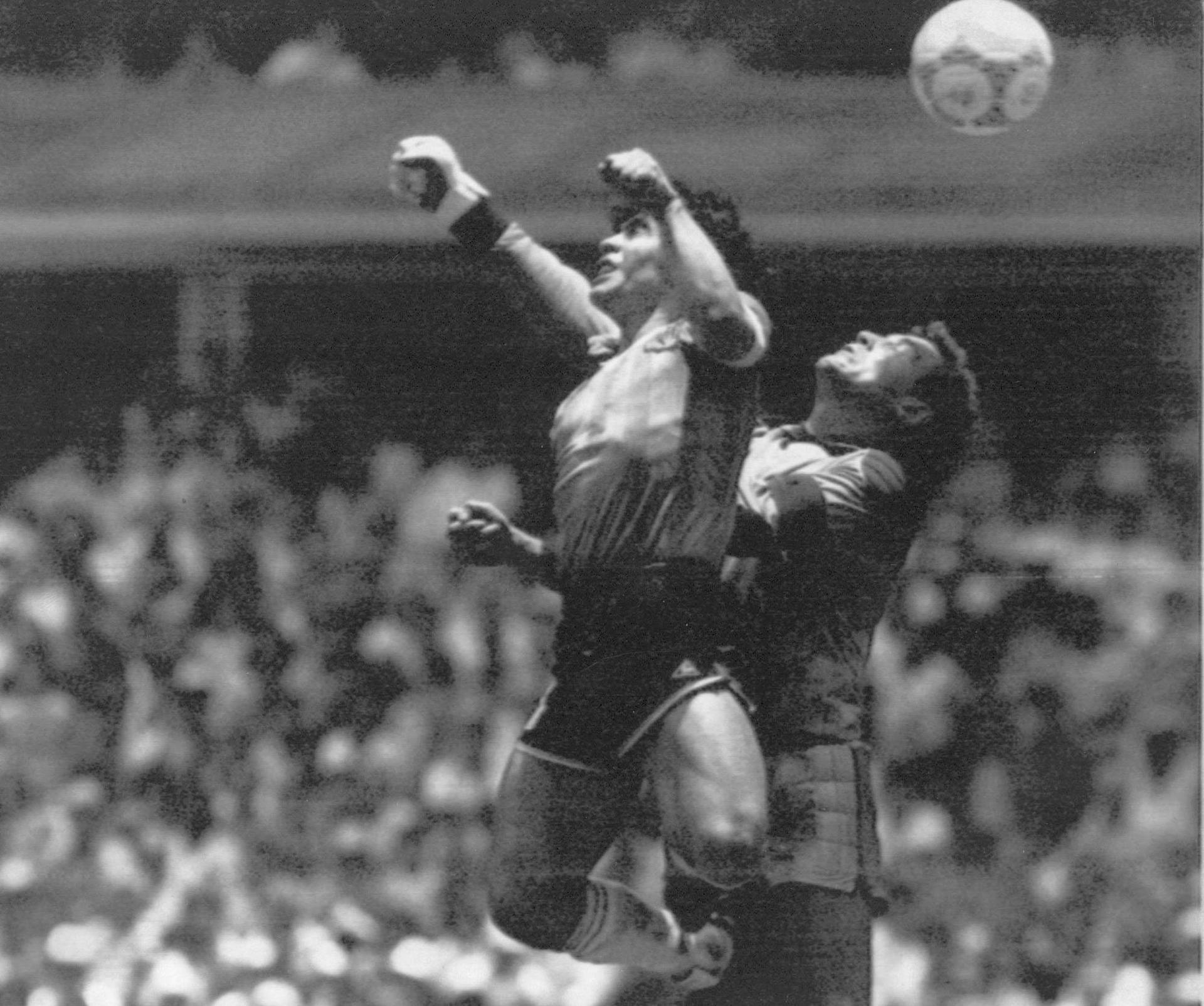 Diego Maradona dáva gól „Božou rukou“ vo štvrťfinále MS 1986 v Mexiku. Zdroj: SITA/AP