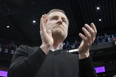 Podnikateľ po suspendácii za rasistické výroky predáva Phoenix Suns