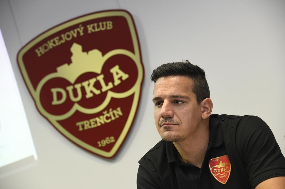 Branko Radivojevič a v pozadí nové logo hokejového tímu Dukla Trenčín.