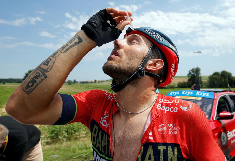 Sonny Colbrelli z Talianska si po proteste slzným plynom dáva do oči kvapky