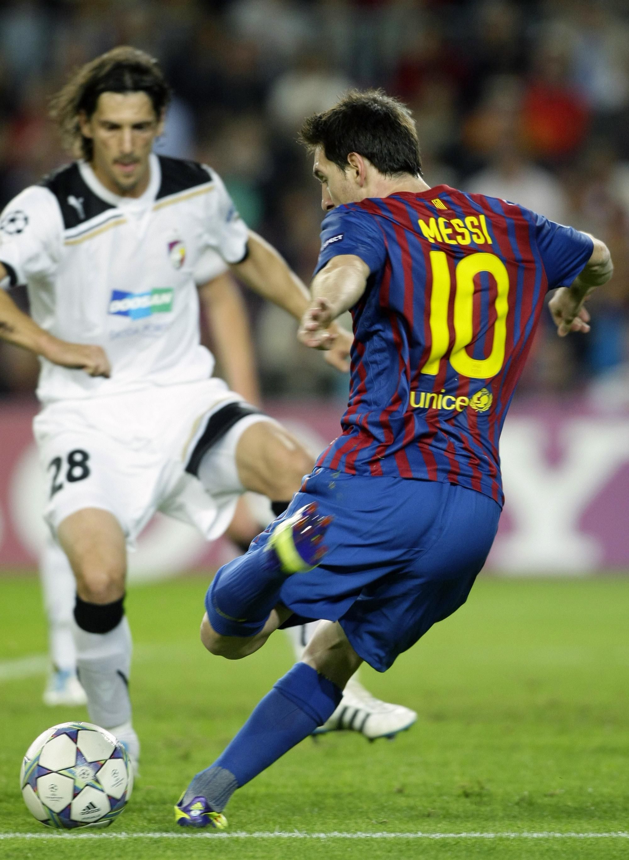 Marián Čišovský blokuje strelu Lionela Messiho počas zápasu Ligy majstrov