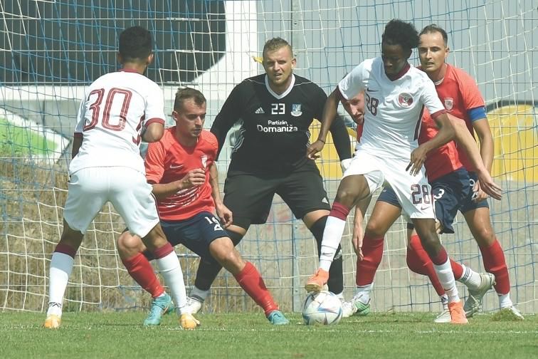 Brankár Martin Kubiš (v strede) sleduje, čo sa pred jeho bránkou pokúšajú vymyslieť Ahmed Fadil (30) a Yusuf Abdurisag (s loptou). Práve Abdurisag dal prvý gól v zápase.