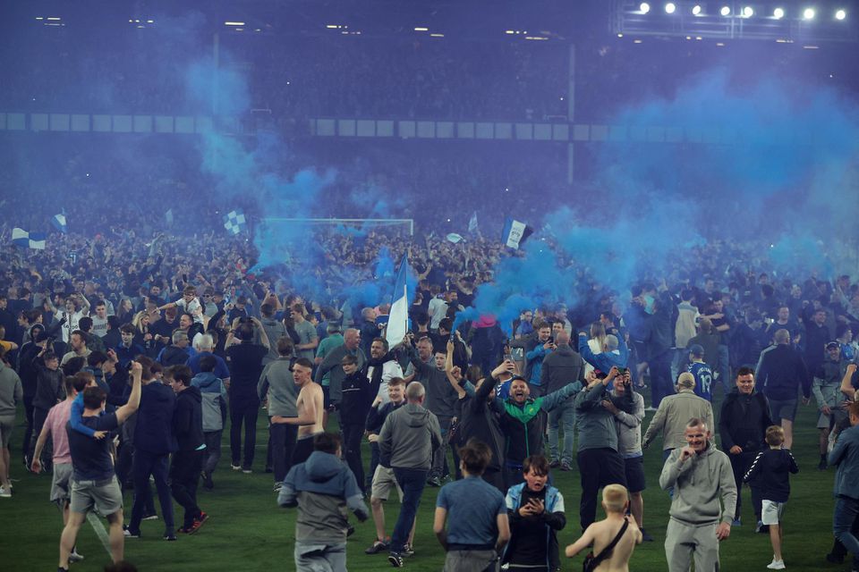 Everton - fanúšikovia po záchrane v Premier League vybehli oslavovať na ihrisko