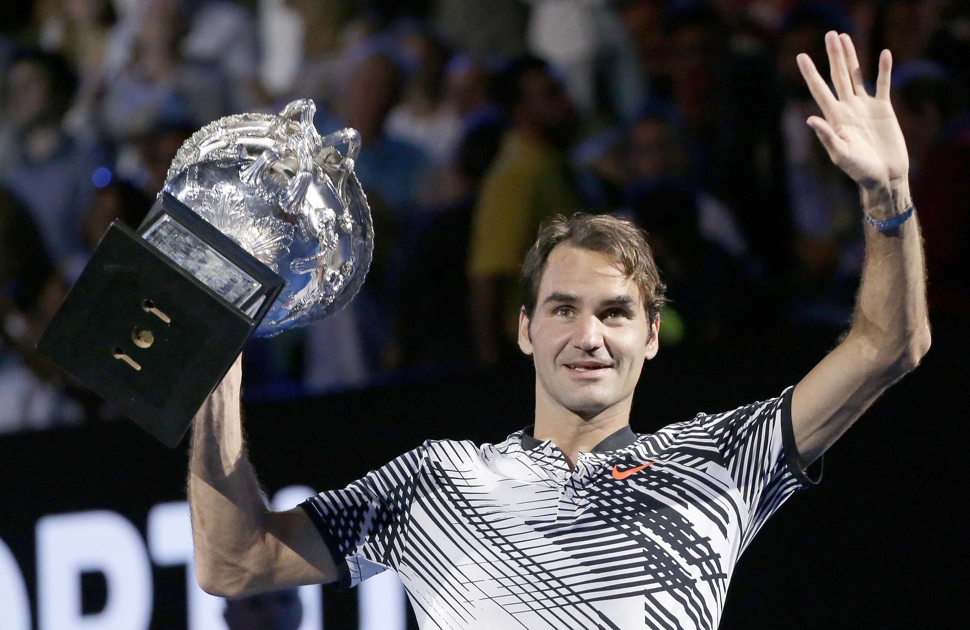 Roger Federer s trofejou za triumf na Australian Open 2017.