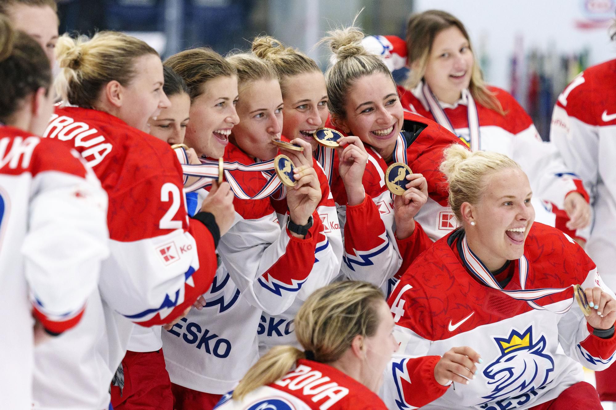 hráčky Českej republiky oslavujú bronzové medaily na MS v hokeji