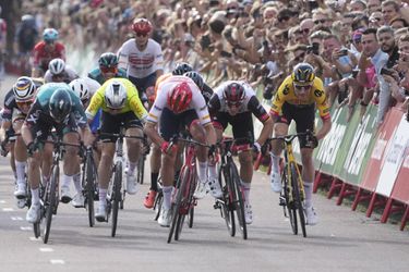 Vuelta: Sam Bennett zvíťazil v 2. etape, Mike Teunissen získal červený dres