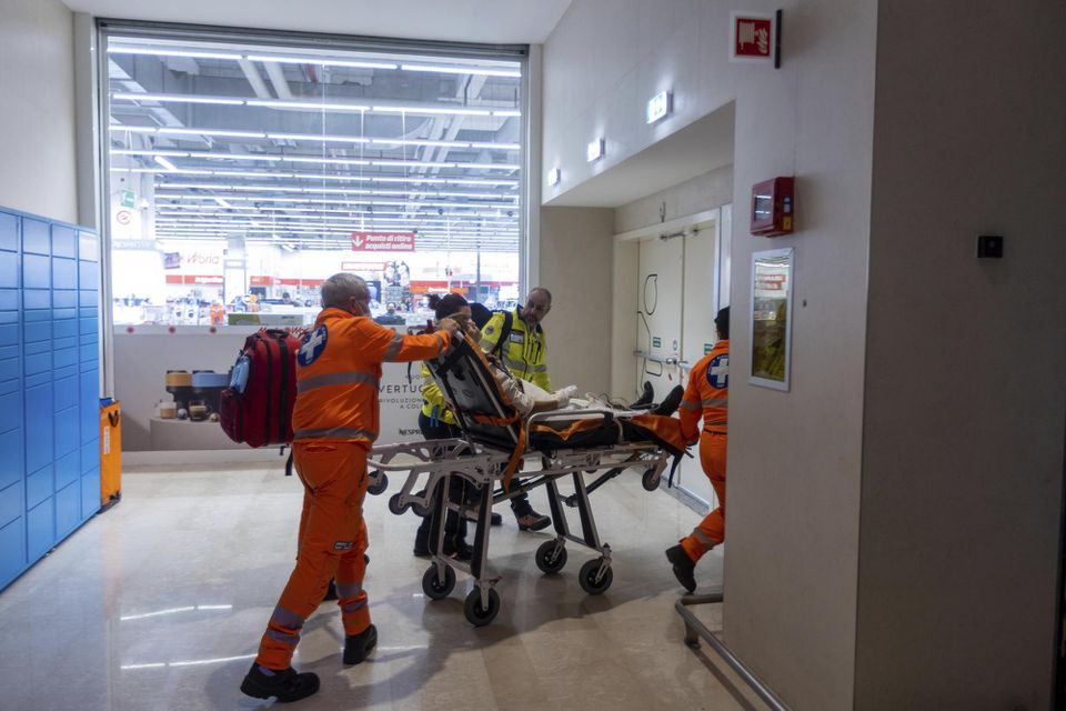 V talianskom nákupnom centre muž pobodal piatich ľudí
