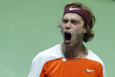 ATP Paríž: Rubľov aj Djokovič sú v osemfinále, úspešný štart Hurkacza