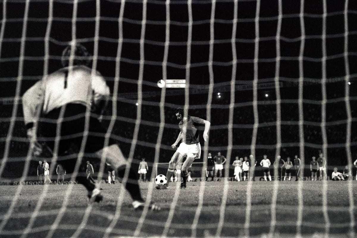 Antonín Panenka strieľa gól vo finále ME 1976