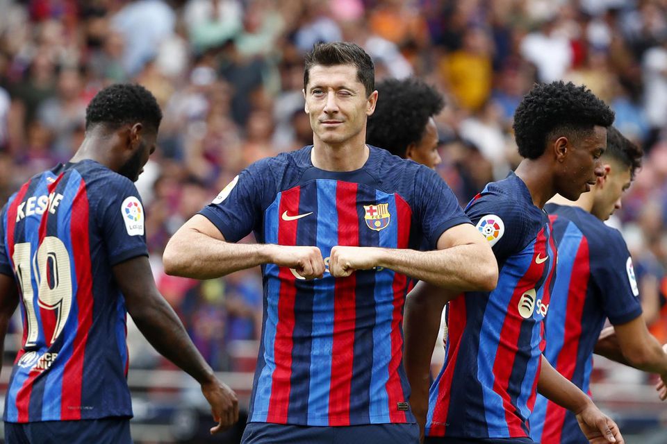 Robert Lewandowski oslavuje gól v drese FC Barcelona.