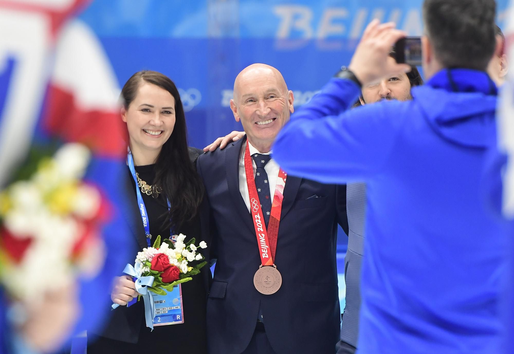 Tréner slovenských hokejistov Craig Ramsay pózuje s bronzovou medailou