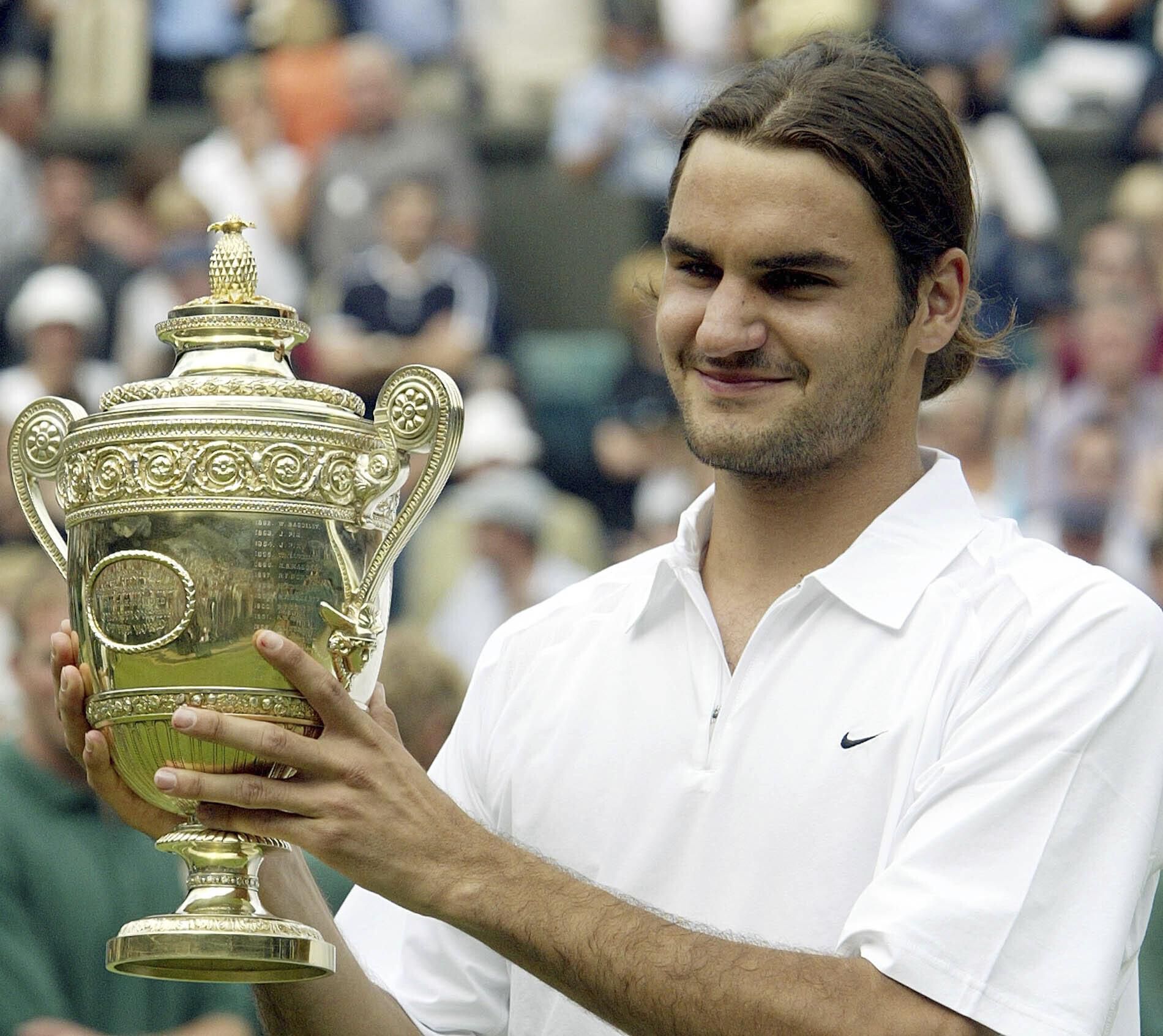 Roger Federer s trofejou za triumf na Wimbledone 2003.