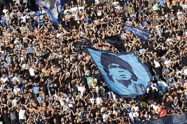 Maradona bude na neapolskom štadióne večne. Klub odhalil jeho novú sochu