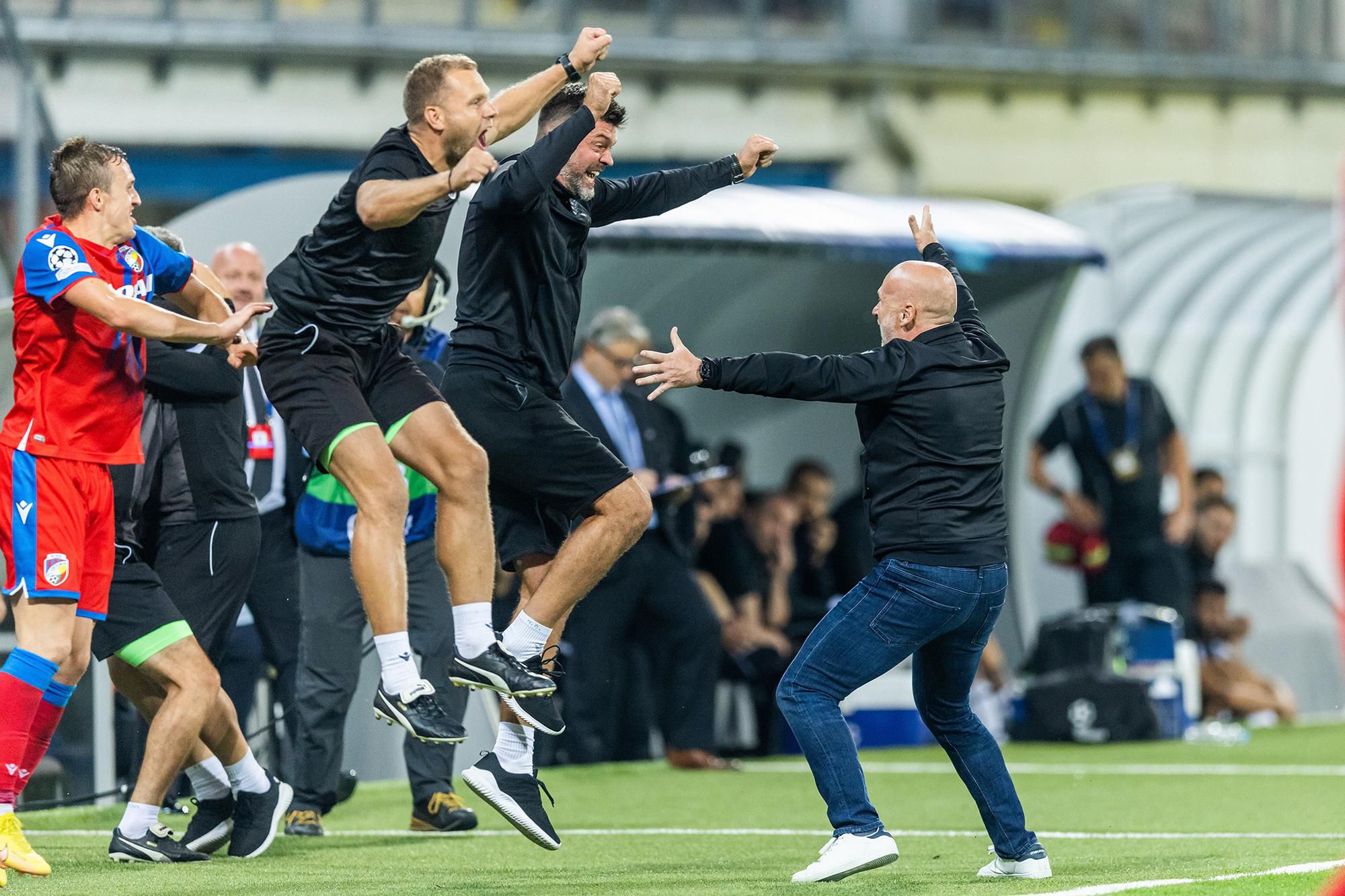 Tréner Michal Bílek a Matúš Kozáčik (druhý zľava) sa tešia z postupu do skupiny Ligy majstrov