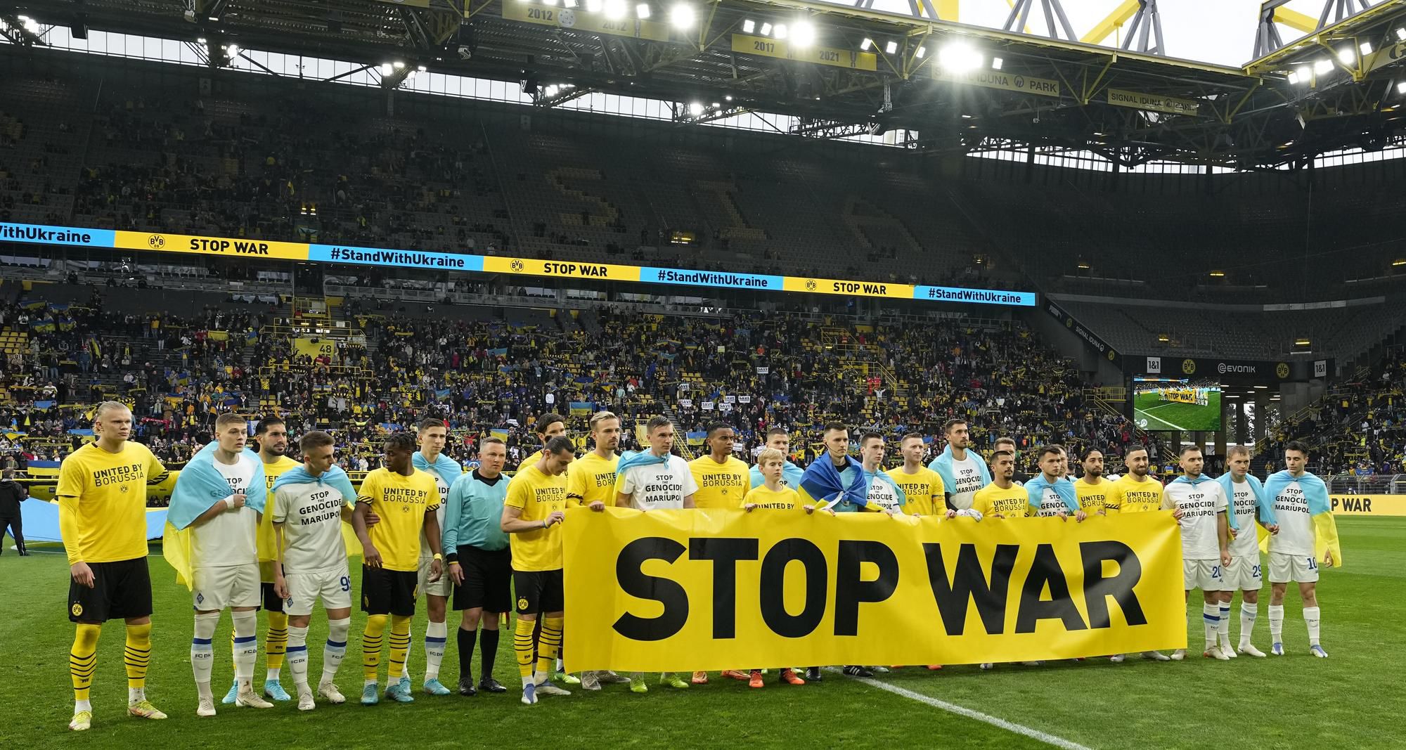 Hráči Borussie Dortmund a Dynama Kyjev.