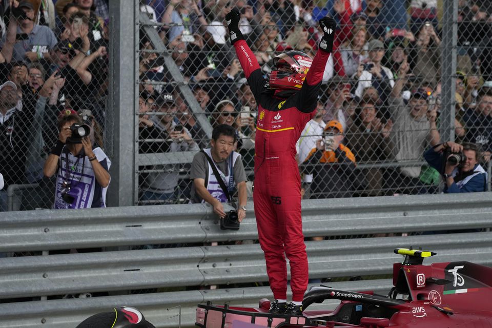 Carlos Sainz na Ferrari sa teší z prvého víťazstva.