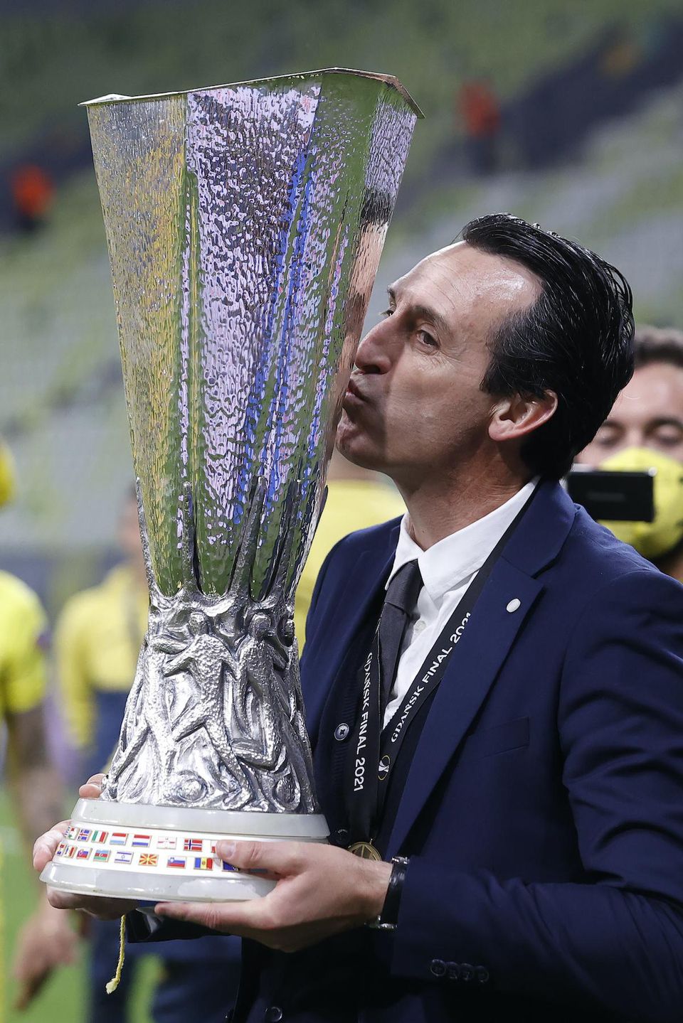 Tréner Villarealu Unai Emery bozkáva pohárovú trofej