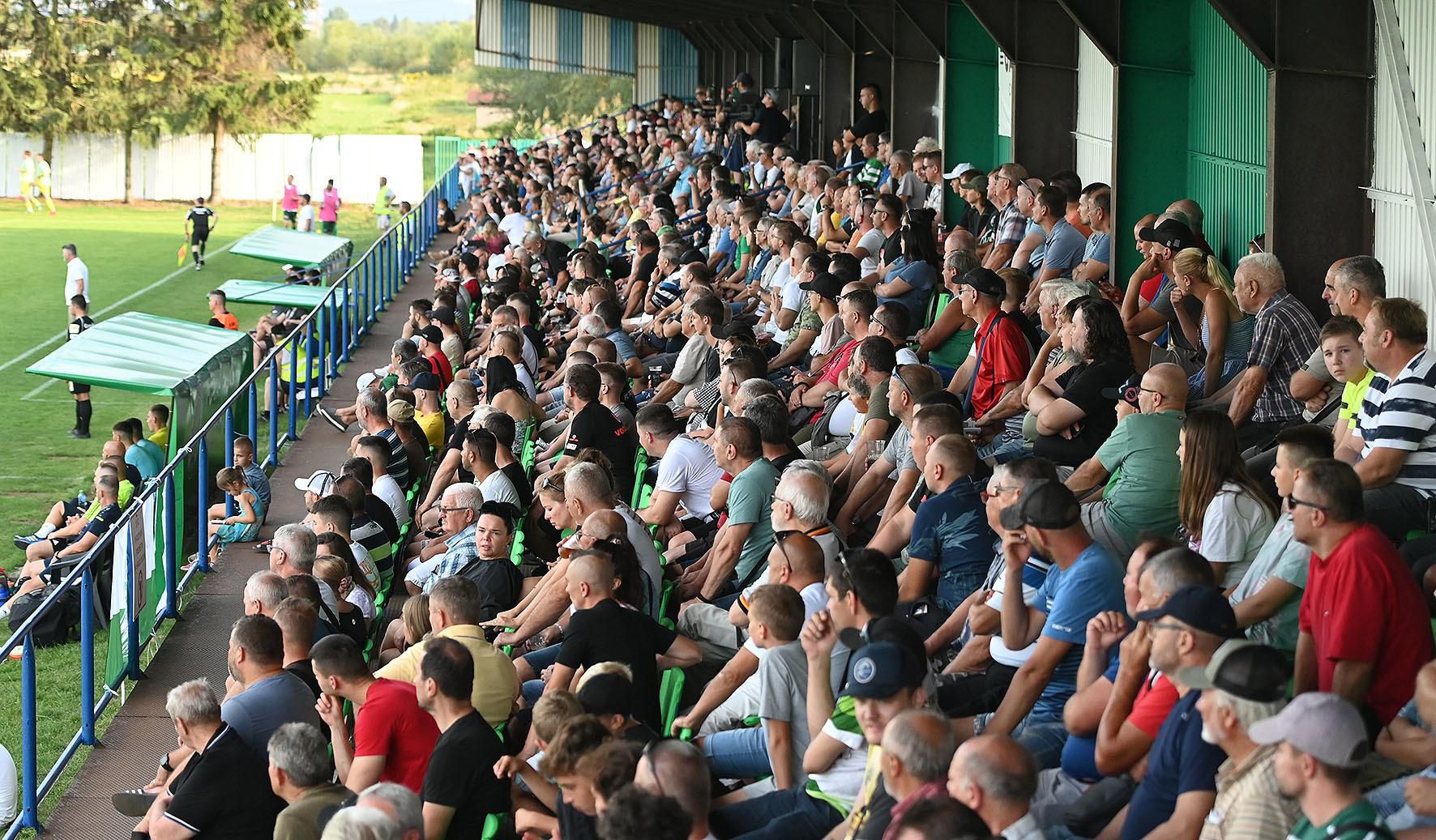 Fanúšikovia 1. FC Tatran Prešov na štadióne v Ličartovciach