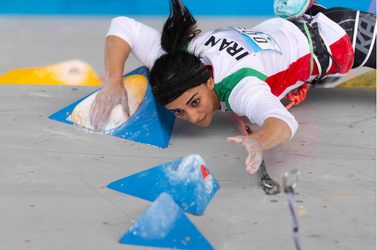 Iránska lezkyňa súťažiaca bez hidžábu sa vrátila do vlasti
