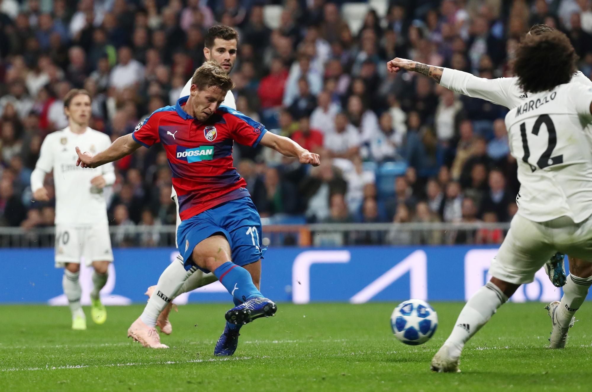 Patri Hrošovský strieľa na Santiagu Bernabeu gól Realu Madrid