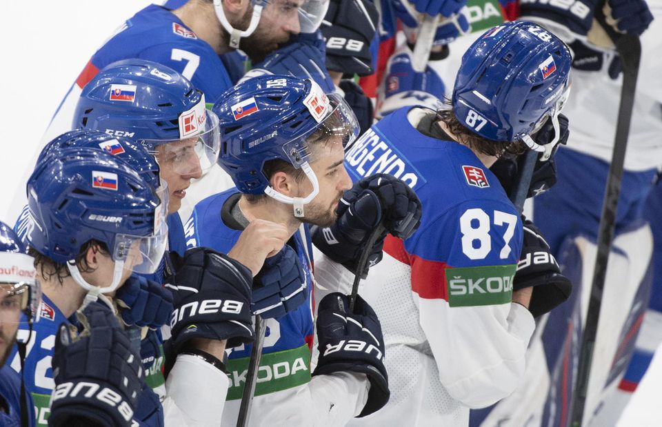 MS v hokeji 2022: Slovensko - Fínsko (Martin Fehérváry, Róbert Lantoši, Mário Grman a Pavol Regenda smútia po prehre)