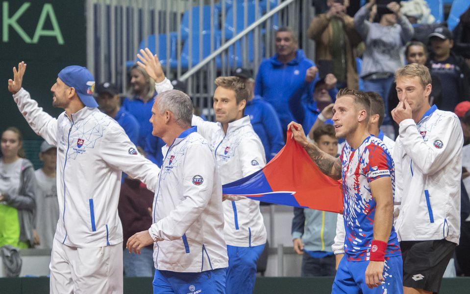 slovenský daviscupový tím sa raduje z víťazstva 3:1 nad Rumunskom