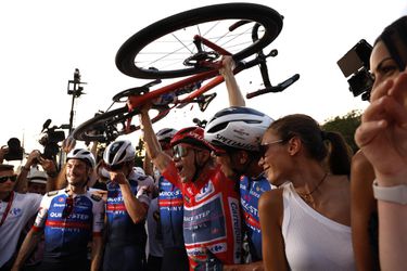 Vuelta: Remco Evenepoel oslavuje životný úspech, pelotón tlieskal Valverdemu a Nibalimu