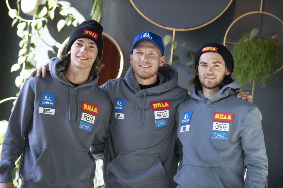 Slovenskí reprezentanti v lyžovaní a bratia Žampovci, zľava Teo, Adam a Andreas.