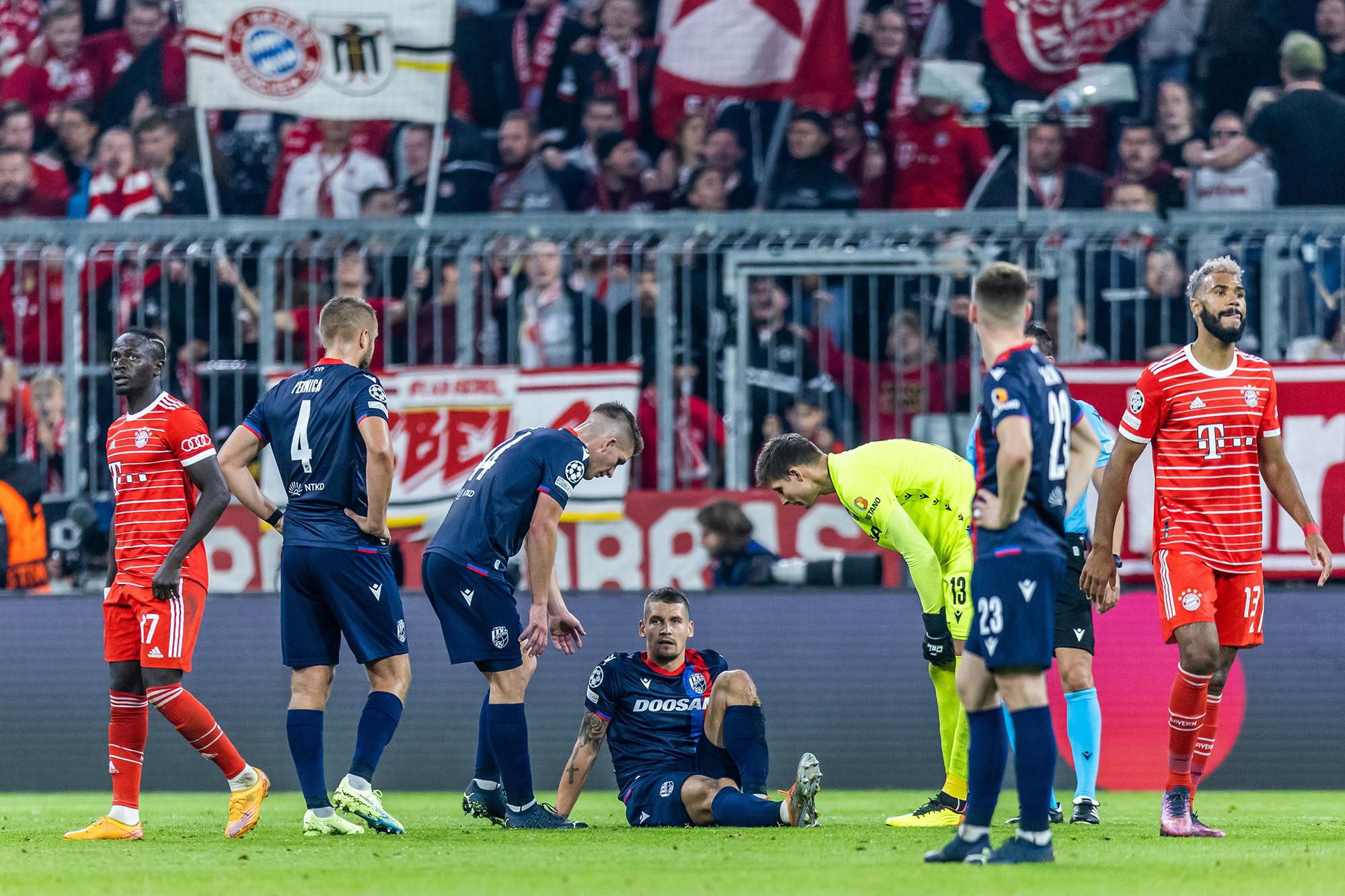 Viktoria Plzeň, smutní hráči po prehre na pôde Bayernu Mníchov