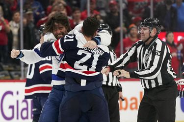 Slováci v NHL: V zápase dvoch našich obrancov to poriadne vrelo, hráči sa dvakrát hromadne pobili