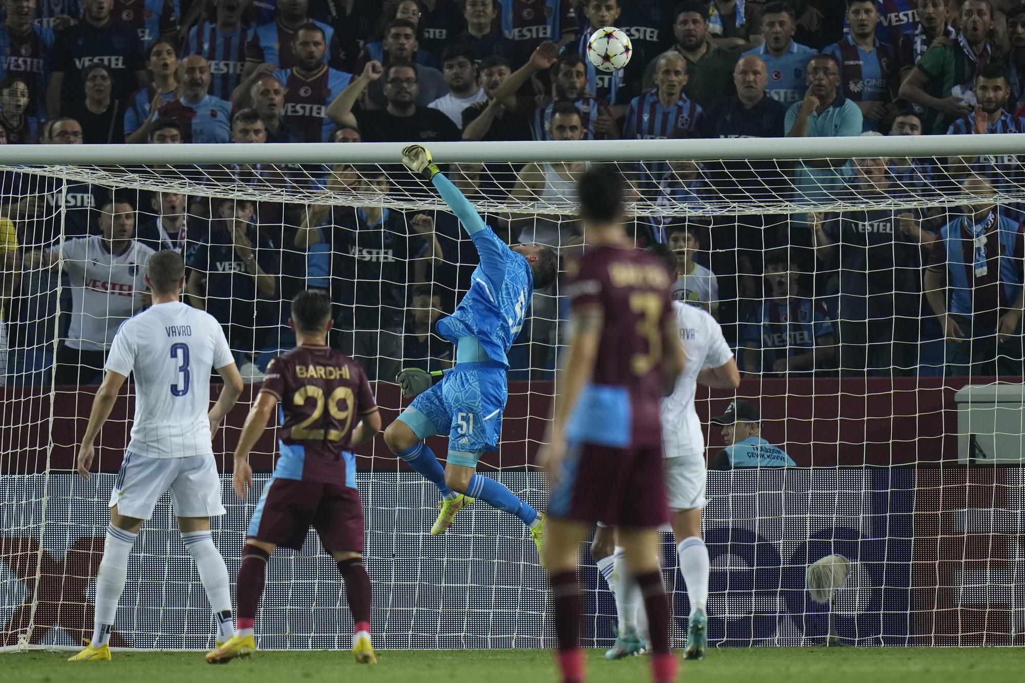 Denis Vavro v zápase Trabzonspor - FC Kodaň