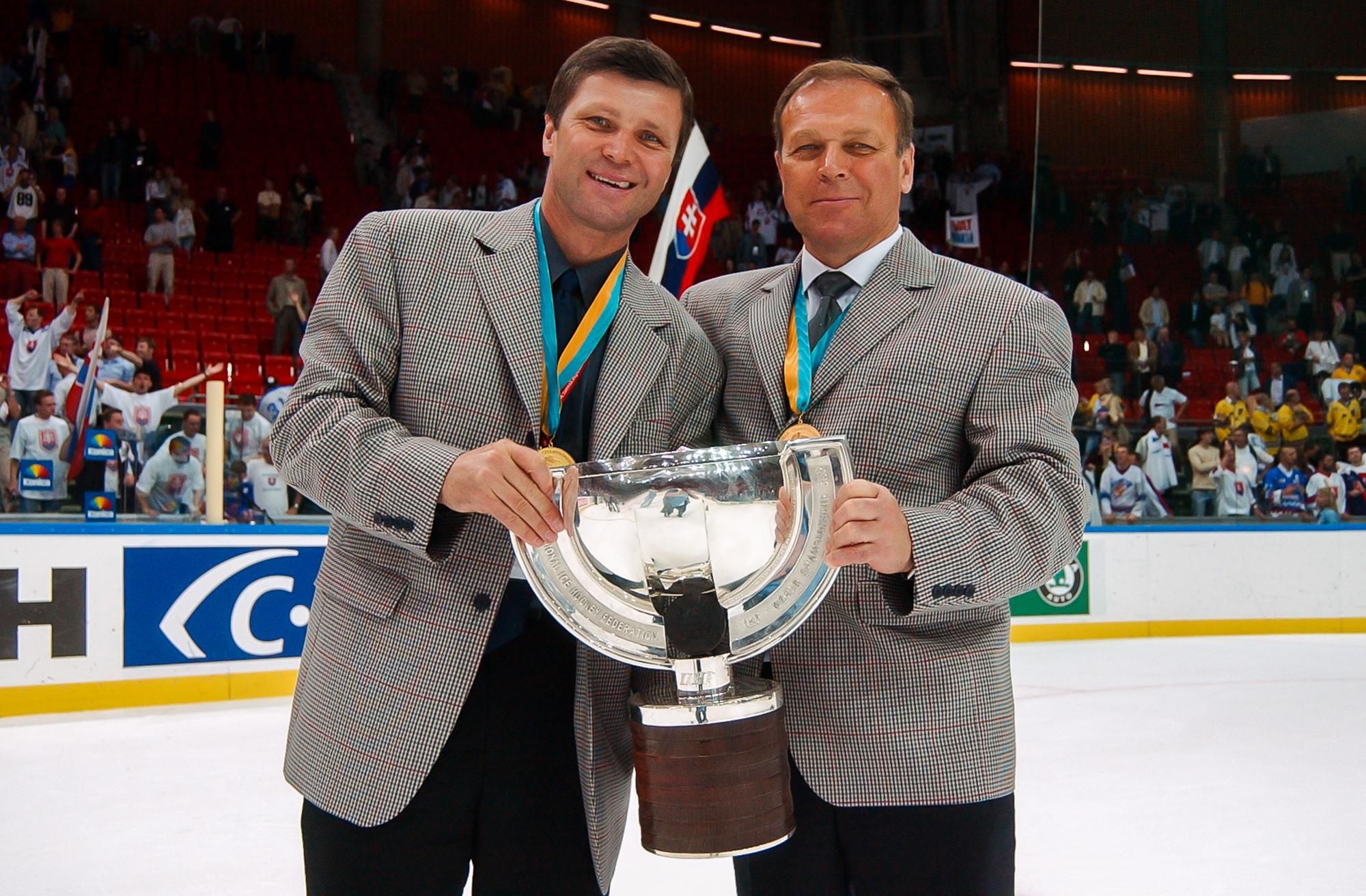 Generálny manažér Peter Šťastný s asistentom trénerom Vladimírom Šťastným s víťaznou trofejou pre majstrov sveta  2002.