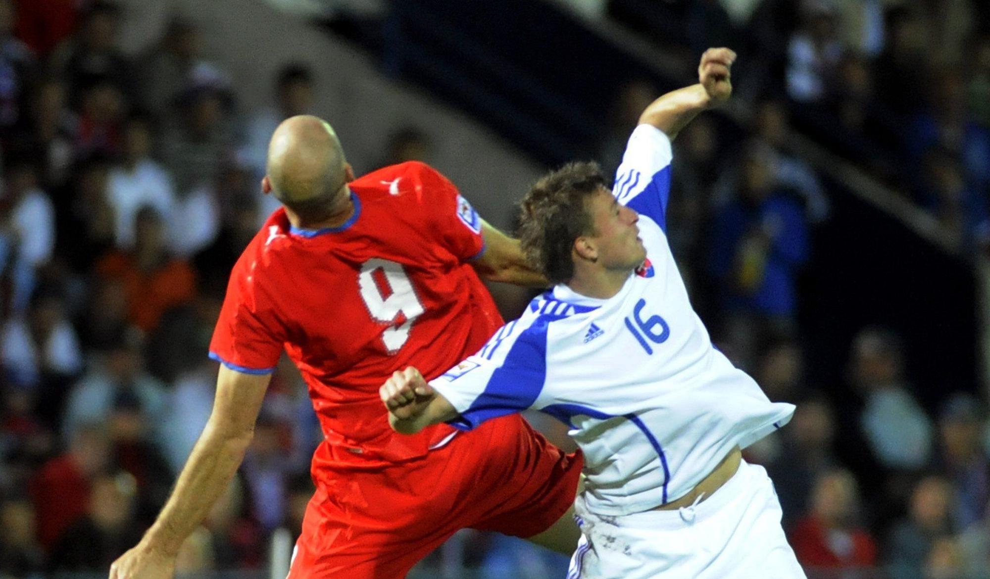 Jan Koller v súboji s Jánom Ďuricom na Tehelnom poli (2009)