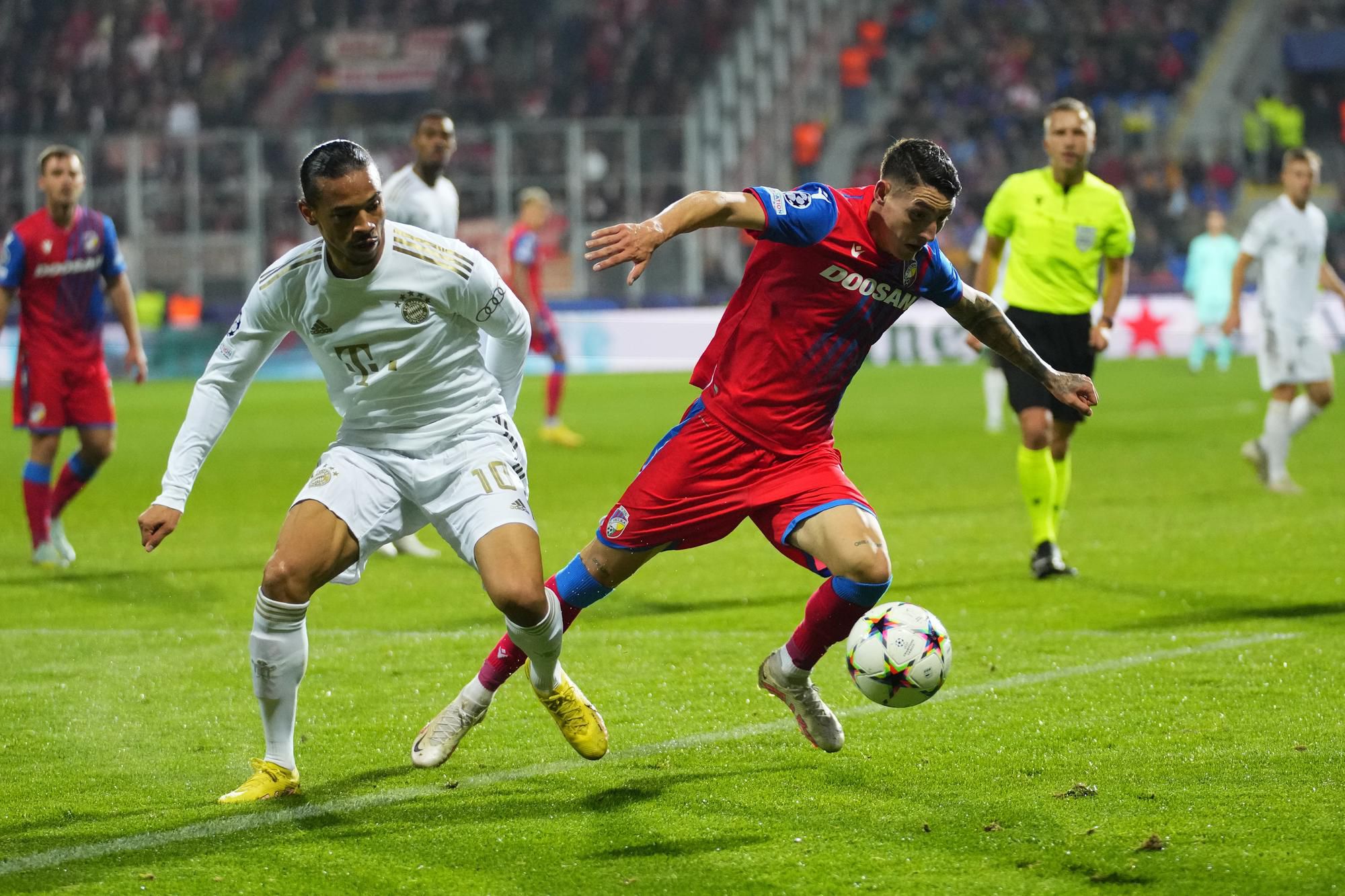 Leroy Sané a Erik Jirka, FC Viktoria Plzeň vs FC Bayern Mníchov