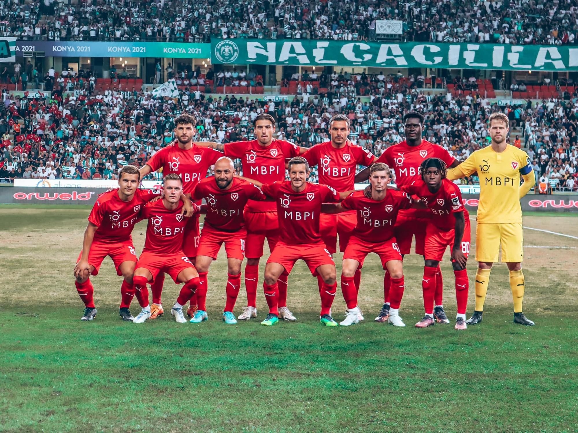 Hráči FC Vaduz pred historickým zápasom v tureckom meste Konya