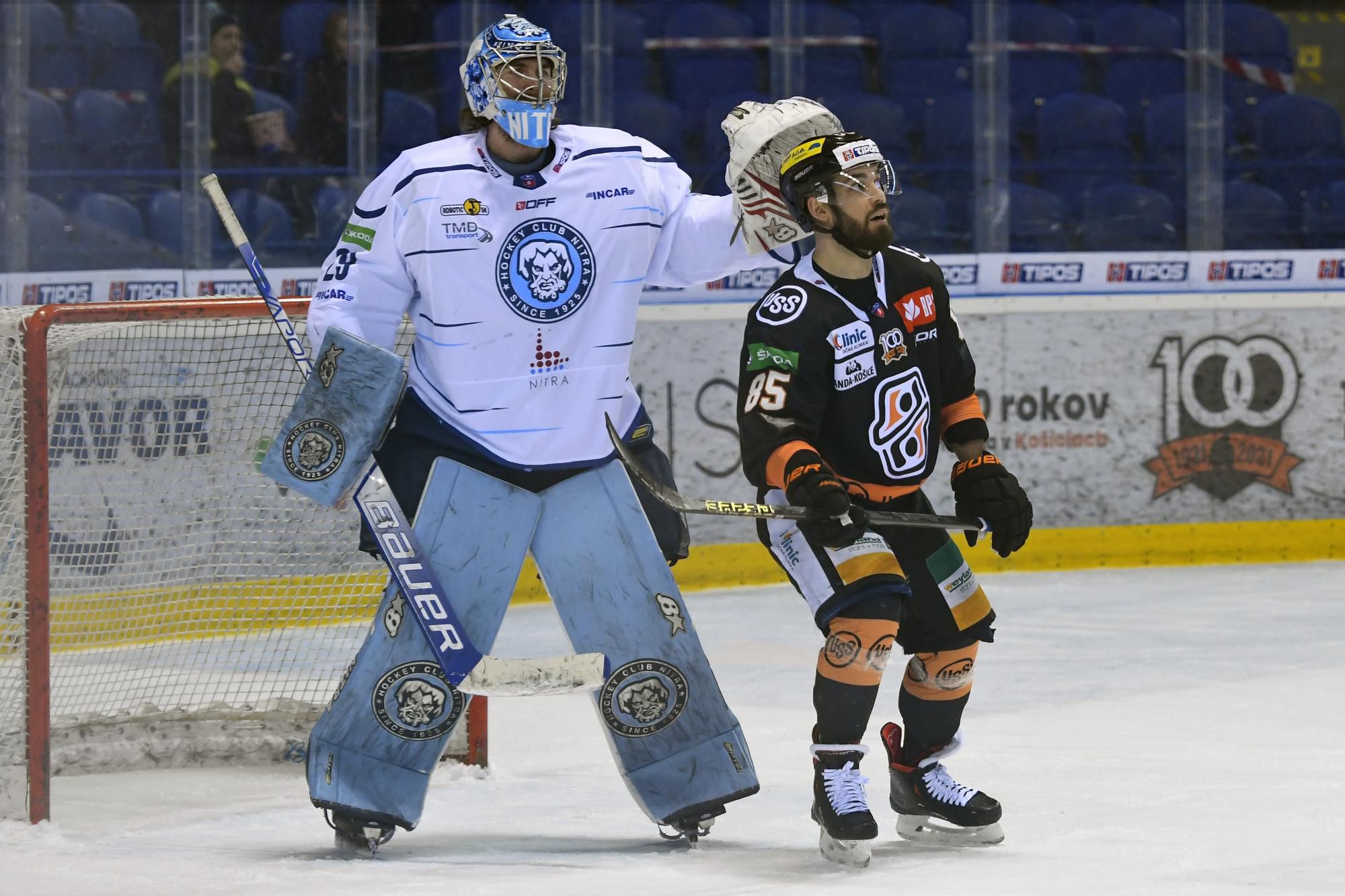 Marek Slovák (HC Košice), vľavo brankár Matthew O´Connor (HK Nitra)