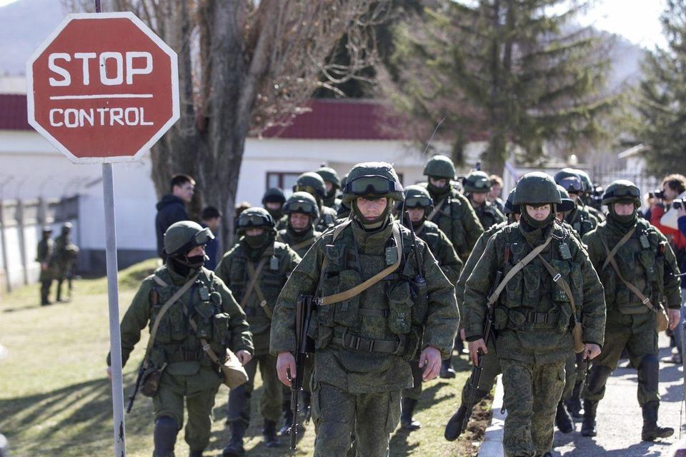 Ruskí vojaci pred jednou z obsadených základní na Kryme
