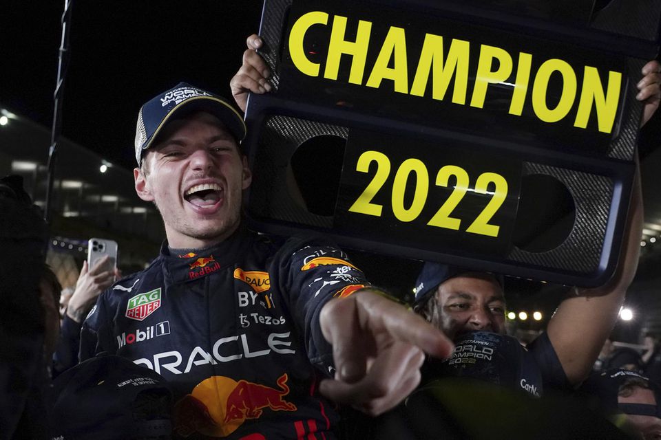 Jazdec tímu Red Bull Max Verstappen sa teší z titulu.